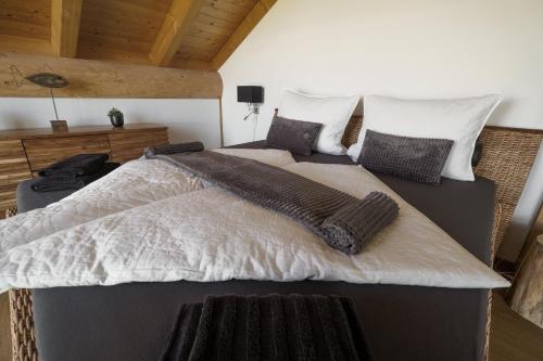 Letto o letti in una camera di wunderschönes Blockhaus direkt am See für 10 PAX
