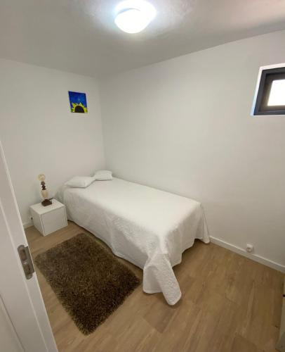 Katil atau katil-katil dalam bilik di Machico flat center near beach w parking
