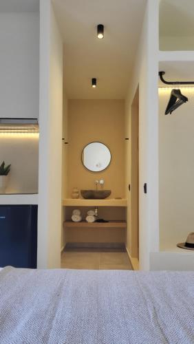Un ou plusieurs lits dans un hébergement de l'établissement Maeva Suites Santorini