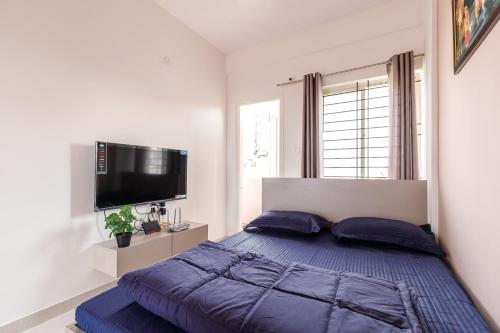 En eller flere senge i et værelse på Sunrise Service Apartments