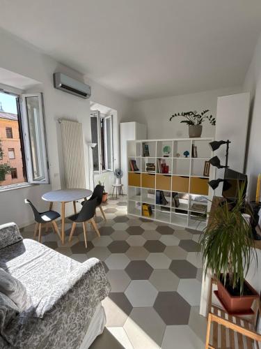 una sala de estar con un sofá y una mesa en Renovated studio near the Vatican, en Roma