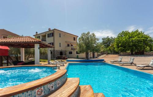 duży basen z krzesłami i budynek w obiekcie Villa With Pool, Jacuzzi, Sauna, Fitness, Playground & Wine Cellar w mieście Gostinjac