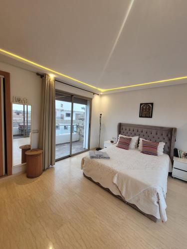 Una cama o camas en una habitación de Charmante villa vue sur la mer