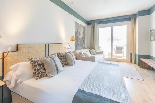 a bedroom with a large white bed in a room at Soho Boutique Las Vegas in Málaga