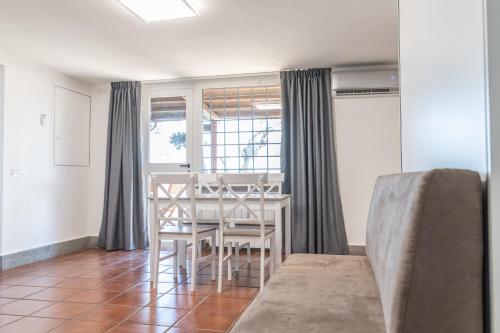 a dining room with a table and a chair at La Villetta nel Parco in La Giustiniana
