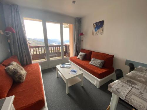 un salon avec un canapé et une table dans l'établissement Appartement pieds des pistes, à Valmeinier