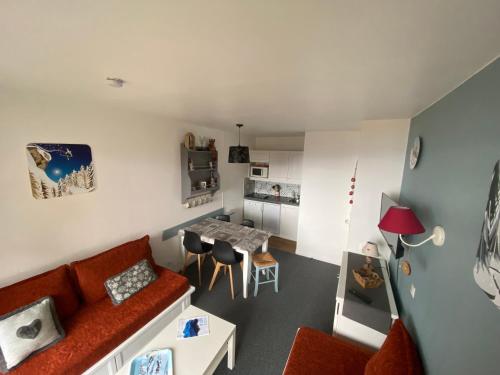 un salon avec un canapé et une table dans l'établissement Appartement pieds des pistes, à Valmeinier