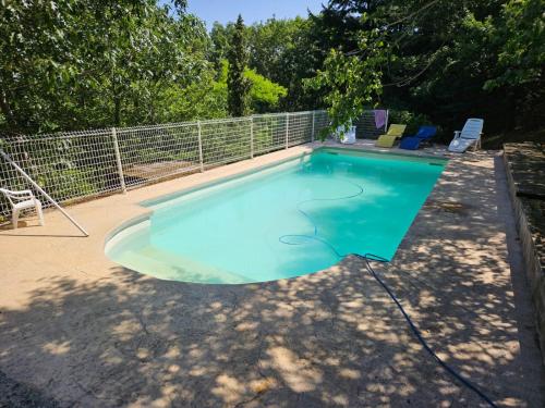 une piscine dans une cour clôturée dans l'établissement Gîte rural 8 à 10 personnes au coeur du Parc National du Haut Languedoc, à Saint-Pons-de-Thomières