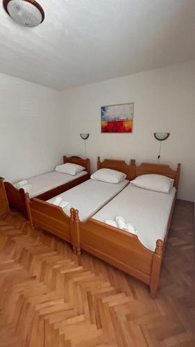 Ένα ή περισσότερα κρεβάτια σε δωμάτιο στο Apartmani Lasić
