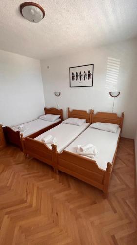 Ένα ή περισσότερα κρεβάτια σε δωμάτιο στο Apartmani Lasić
