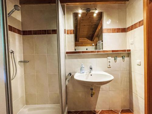 Koupelna v ubytování Holiday Home Chalet Chiemsee by Interhome