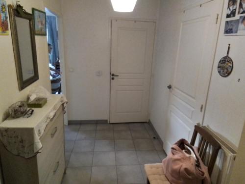 une petite cuisine avec un évier et une porte. dans l'établissement Studio Biarritz, à Biarritz