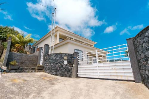 GuestReady - Spacious stay with sea views photo 2
