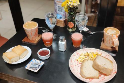 een zwarte tafel met borden eten en drinken bij Hostal Vampayá in Salta