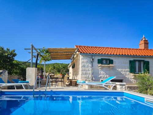 Kolam renang di atau dekat dengan Holiday Home Dubrove by Interhome