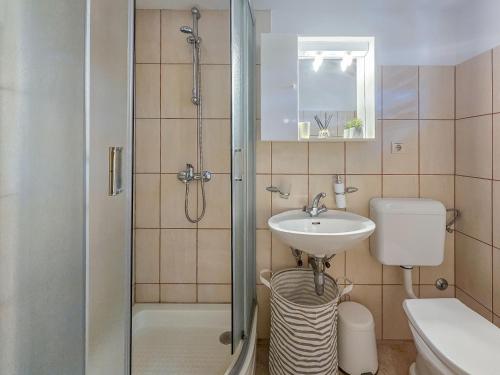 Bilik mandi di Holiday Home Dubrove by Interhome