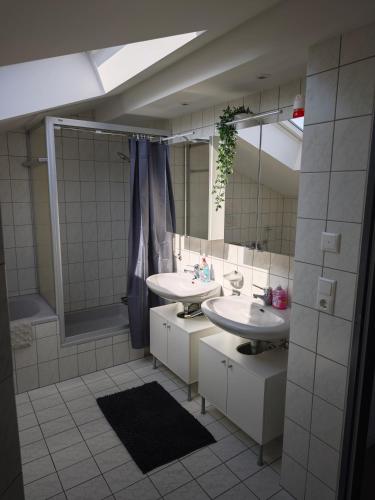 a bathroom with two sinks and a large mirror at Villa Levilia in Strullendorf
