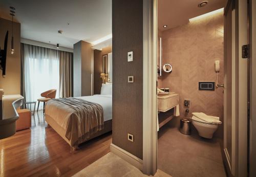 una camera d'albergo con un letto e un bagno di The Hotels, Galata a Istanbul