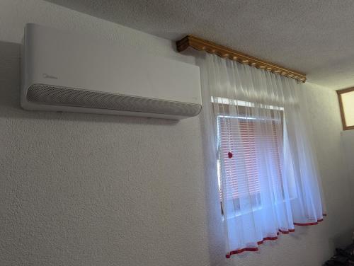 a room with a window and a air conditioner at Apartment LAMI - Kalibunar, Travnik in Travnik