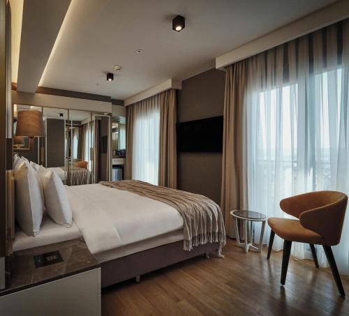 una stanza d'albergo con un letto e una sedia di The Hotels, Galata a Istanbul