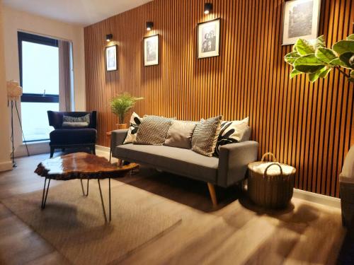 un soggiorno con un divano e una sedia di L1 Luxury Apartment a Liverpool