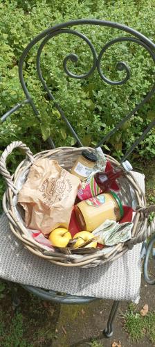 een mand op een stoel met bananen en een tas bij Insolite Cabane du Rêveur in Pagny-sur-Moselle