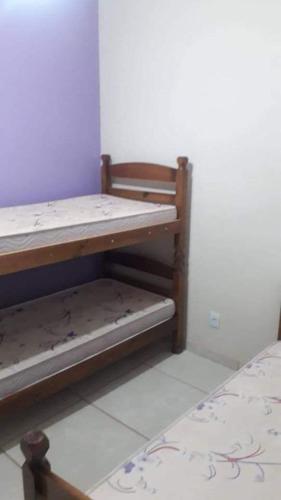 un par de literas en una habitación en Área de lazer em Brodowski, en Brodósqui