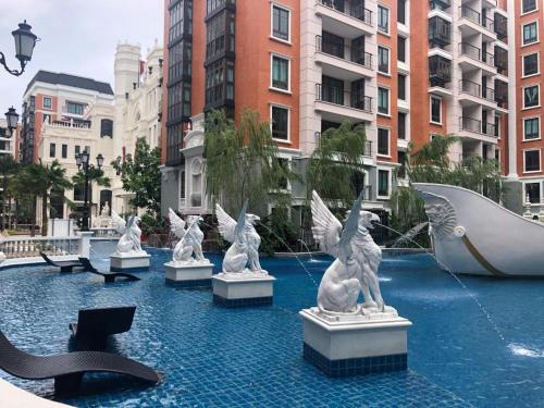 eine Gruppe von Statuen, die in einer Stadt im Wasser sitzen in der Unterkunft Espana condo resort pattaya by Nongying in Jomtien Beach