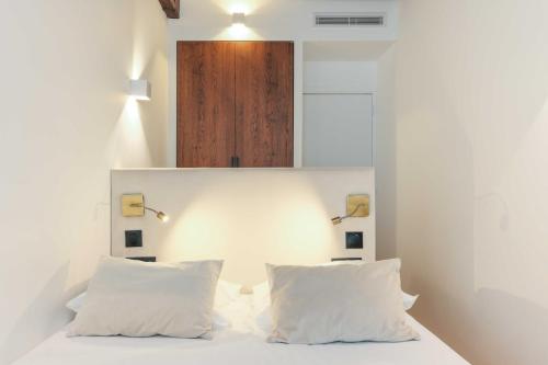 une chambre avec un lit avec deux oreillers blancs dans l'établissement Relaxing Urban Getaway, Notre Dame, à Paris