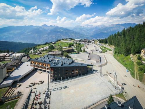 an aerial view of a building with mountains in the background at Monolocale sulle piste da sci in Pila