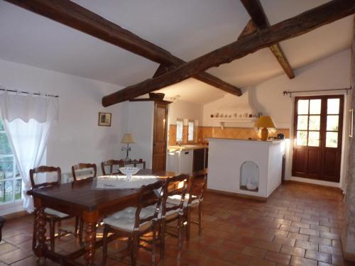 une cuisine et une salle à manger avec une table et des chaises dans l'établissement Ancienne bergerie lou jas, à Correns