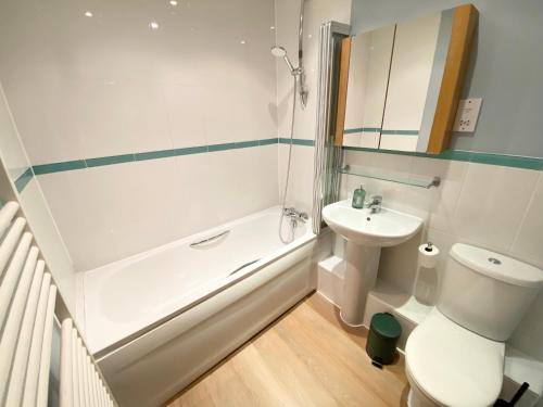 Koupelna v ubytování 2 Bedroom Flat near Redhill train station, easy access to Gatwick & London