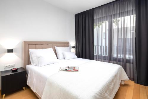 Ένα ή περισσότερα κρεβάτια σε δωμάτιο στο Paoma Lux Beach Suites