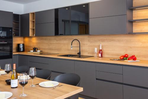 Η κουζίνα ή μικρή κουζίνα στο Paoma Lux Beach Suites