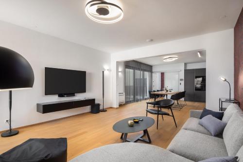 Μια τηλεόραση ή/και κέντρο ψυχαγωγίας στο Paoma Lux Beach Suites