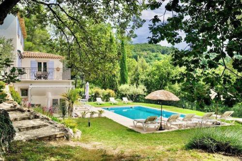 une villa avec piscine dans une cour dans l'établissement Villa bella piscine 12 personnes, à Fayence