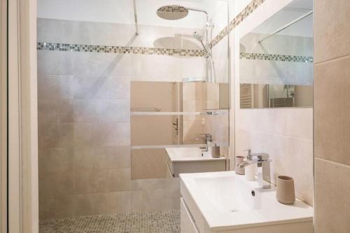 une salle de bain avec deux lavabos et un miroir dans l'établissement Villa bella piscine 12 personnes, à Fayence