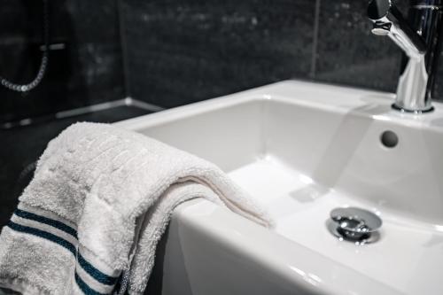 ein Handtuch, das am Rand eines Waschbeckens hängt in der Unterkunft Fýri Resort in Hemsedal