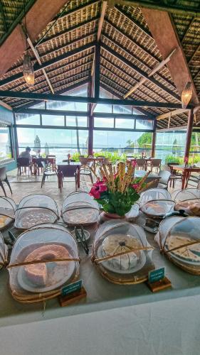 uma mesa com pratos de comida em cima em São José Beach Club & Hotel em Itacaré