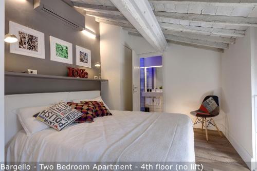 Giường trong phòng chung tại St Elizabeth Loft Apartments by Mamo Florence