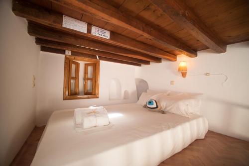A bed or beds in a room at Bright & Relaxing Loft with attic room in the heart of Mykonos city