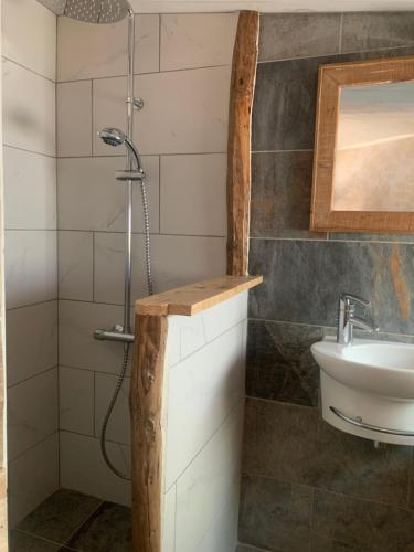 Ένα μπάνιο στο Charmant studio pour 2 personnes avec piscine Idéal pour une escapade relaxante