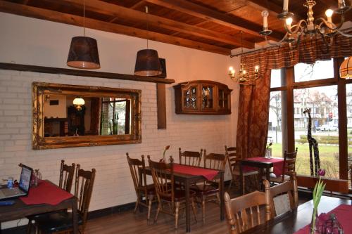 comedor con mesas, sillas y espejo en Noclegi Capitto en Kostrzyn nad Odrą
