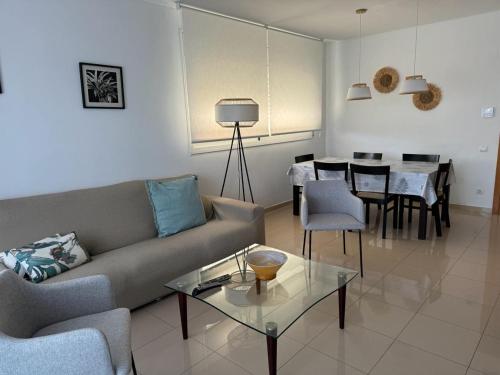 a living room with a couch and a table at Lindo piso residencial en salou centrico in Salou