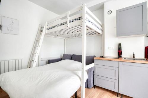 Il comprend une chambre avec des lits superposés et une cuisine. dans l'établissement Le Studio Champs Elysées, à Paris