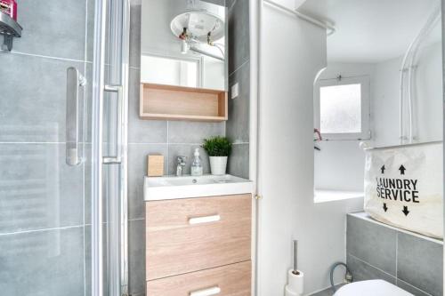 une salle de bain avec une douche, un lavabo et des toilettes dans l'établissement Le Studio Champs Elysées, à Paris