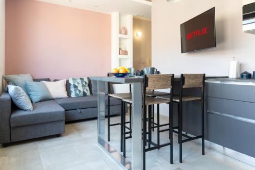 Penthouse with Panoramic Terrace -3 Min to Metro A