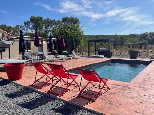 - un groupe de chaises longues et de parasols à côté de la piscine dans l'établissement Maison de charme, piscine et vue panoramique, à Mudaison