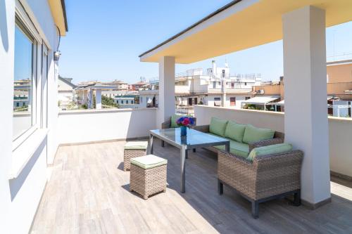 Penthouse with Panoramic Terrace -3 Min to Metro A