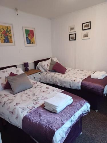 a room with two beds in a room at Amazing value, in great location in Plymouth